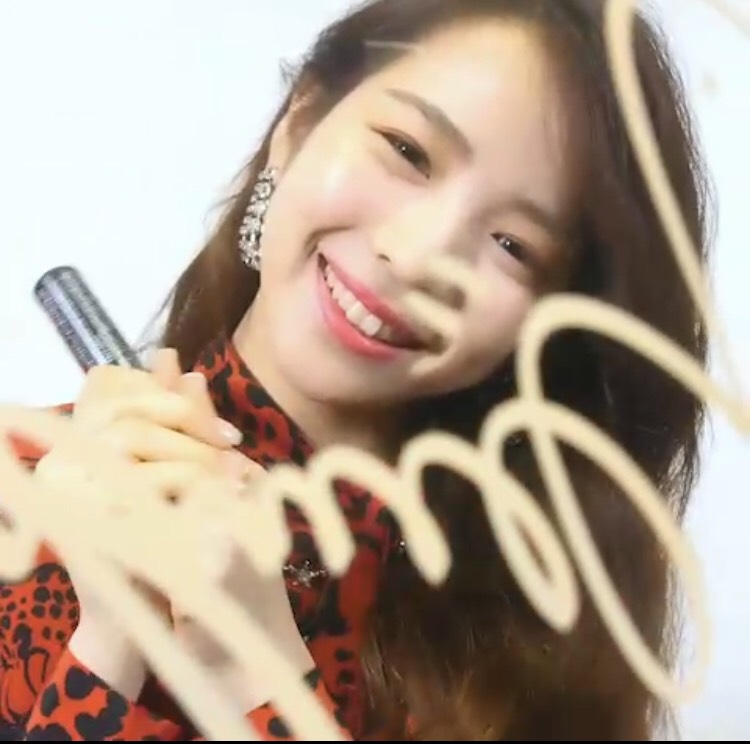 Niziuのサイン入れムービーをcancam独占公開 3日目 Niziuの白鳥 Mayaが登場 Cancam Jp キャンキャン