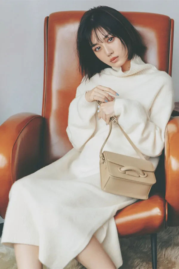 合わせやすい ベージュバッグの冬コーデ19選 ハンドバッグ ショルダーバッグ ファーバッグなど