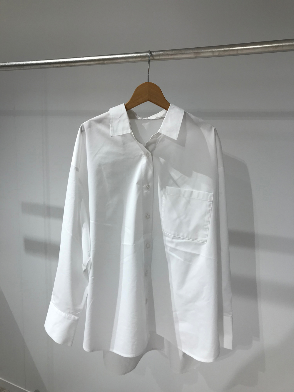 結論 今日guで買っときたいのは ロング丈の白シャツです 全身guで冬コーデ Cancam Jp キャンキャン