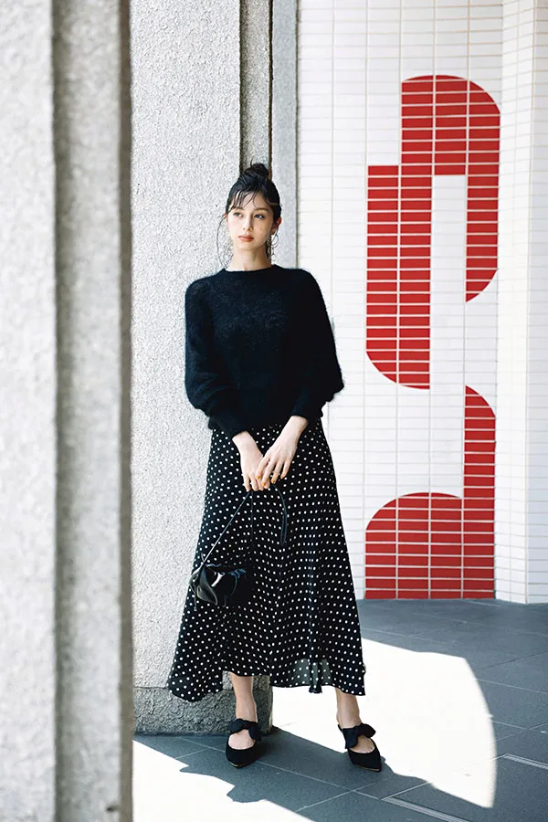 定番の黒ニットを今っぽく着るコツは 黒セーターの冬コーデ13選 スカート パンツの着こなし