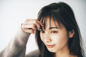 前髪を流す方法おすすめ7選 長めや短めも 好感度の上がるモテヘアに Cancam Jp キャンキャン