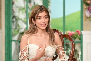 ローラ 複雑な生い立ちと25年ぶり生母との再会を語る Laの自宅や暮らしぶりも公開 Cancam Jp キャンキャン