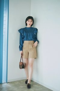 ショートヘア に似合う春夏コーデ11選 ショートと相性のいい服 耳元おしゃれのコツも Cancam Jp キャンキャン