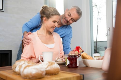 年の差夫婦って幸せなの 年の差婚をした男性や女性の後悔エピソード Cancam Jp キャンキャン