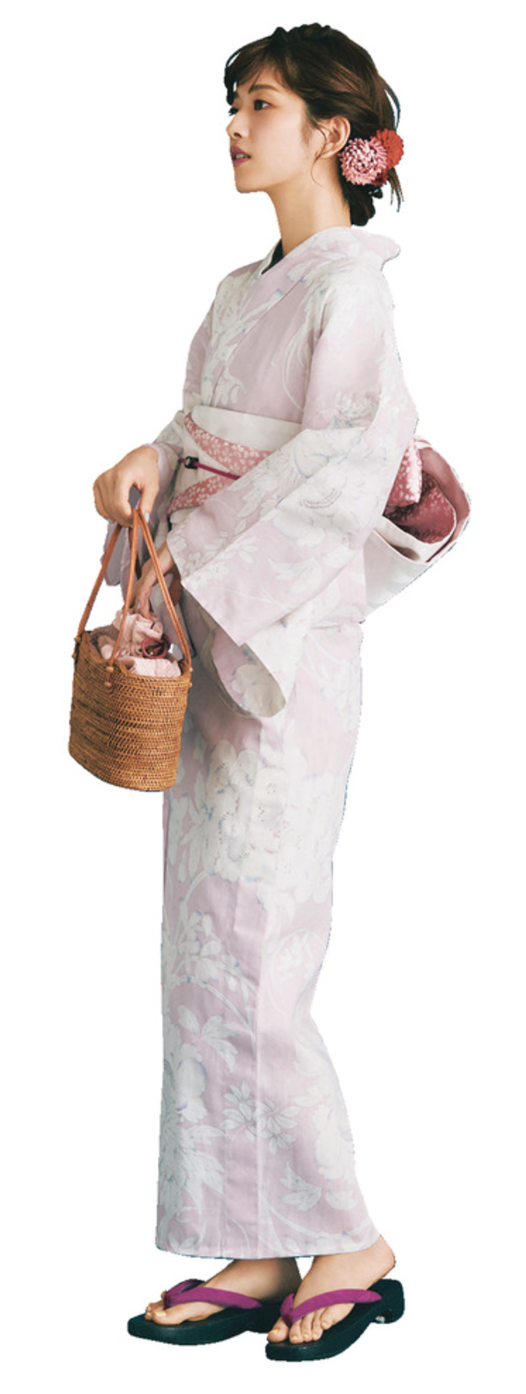 淡いピンク地に、いろい派ながらが繊細に描かれている浴衣を着用したモデルを、左側から撮影した写真。手にはかごバッグを持っており、草履の鼻緒は紫色。また、ピンクと赤の花の髪飾りをしている。
