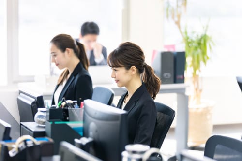 マウンティング女子の特徴 これでマウンティング対策できますよ Cancam Jp キャンキャン