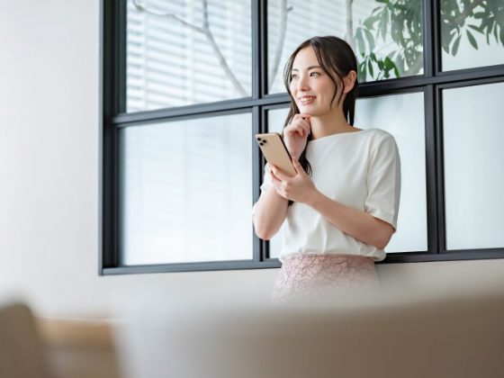 女性が本気で好きな人にとる態度 職場編 ついついやってしまう行動 仕草は Cancam Jp キャンキャン