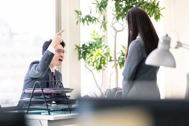 恫喝とは どこからが犯罪 パワハラ上司の言動例や対処法 Cancam Jp キャンキャン