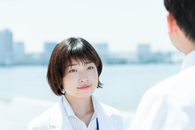 無表情な人の特徴となってしまう原因 怖いと感じたときの対処法は Cancam Jp キャンキャン