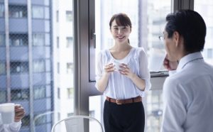 女性心理でわかる 職場で好意がある人に出すサインと女性の恋愛心理の特徴 Cancam Jp キャンキャン