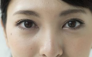 顔ほくろの意味7つ 顔ほくろが多い美人の特徴とほくろ占い Cancam Jp キャンキャン