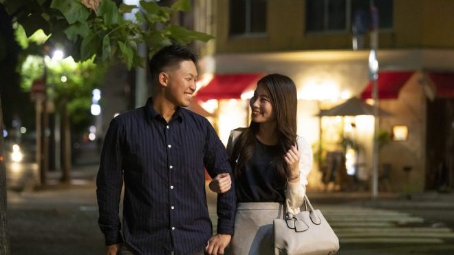 腕にボディタッチをする意味とは 男女別の心理とシチュエーション Cancam Jp キャンキャン