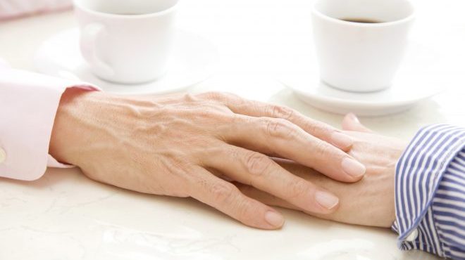 ボディタッチを手にするのはなぜ 男性心理と脈ありの見極め方 Cancam Jp キャンキャン