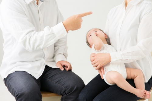 旦那が怖い 助けて 怖い旦那によく見られる言動とモラハラ夫への対処法 Cancam Jp キャンキャン