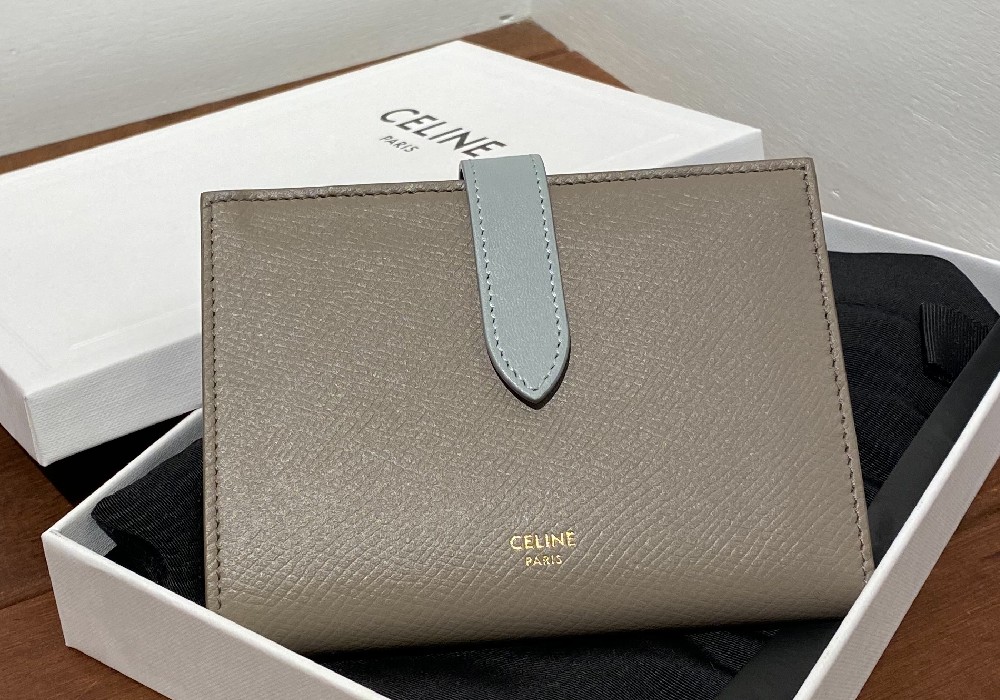 カード30枚入れてます。「CELINE」の二つ折り財布【おしゃれプロのお ...