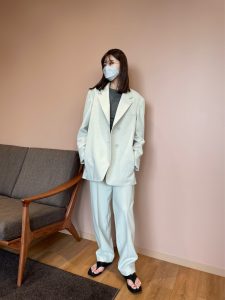 色が天才 Uniqlo U の無地tを セットアップと合わせみたら 22ユニクロ新作 Cancam Jp キャンキャン