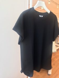 色が天才 Uniqlo U の無地tを セットアップと合わせみたら 22ユニクロ新作 Cancam Jp キャンキャン