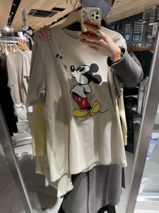ユニクロ新発売 Utから新作 口笛ミッキー のメンズtが今っぽすぎ 22冬のtシャツコーデ Cancam Jp キャンキャン ユニクロ新発売 Utから新作 口笛ミッキー のメンズtが今っぽすぎ 22冬のtシャツコーデ Cancam Jp キャンキャン