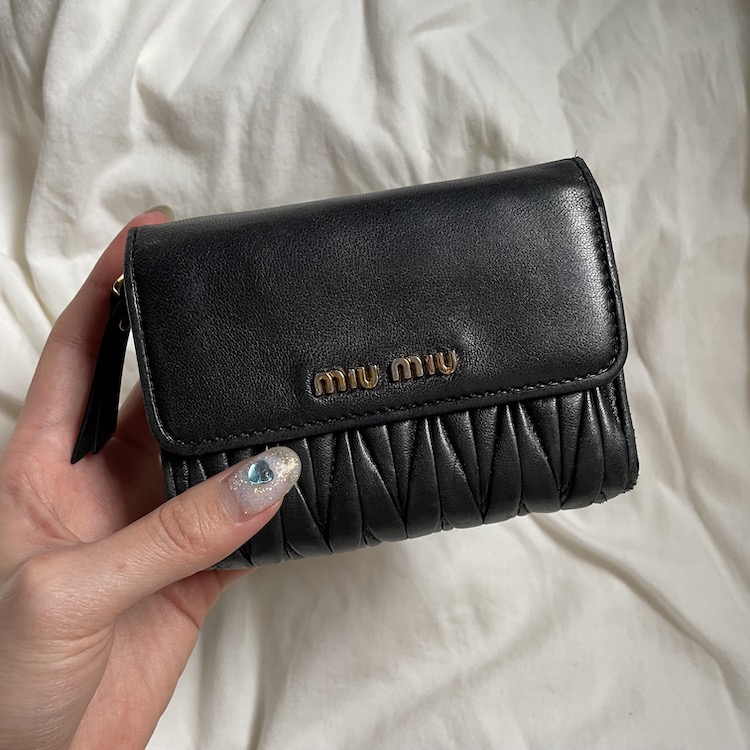 1秒DIYで、5年前の「Miu Miu財布」がチェーンウォレットに変身