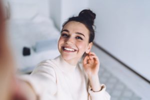 自撮り女子ってどう思う 男性のホンネとする しない派の心理