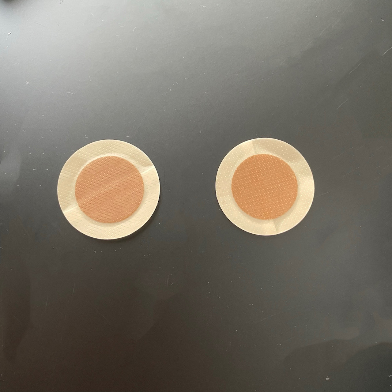 JC チクポチ 白Tの乳首透けを気にする彼に、ダイソーの売り切れ続出「ニップルガードテープ」を試したら… - CanCam.jp（キャンキャン）