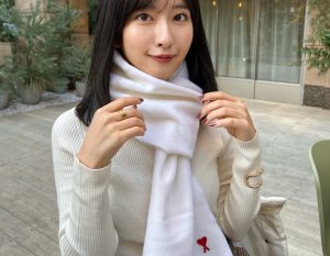 ミス週刊少年マガジン・斉藤里奈】モテ確実♡「AMI PARIS」の白マフラー【おしゃれプロのお買い物日記】 - CanCam.jp（キャンキャン）