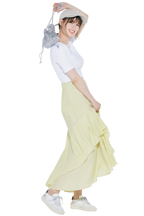 プラステのON/OFF差がつくティアードスカート『エアリーなラッフルデザインが旬顔なスカートは、歩く度に揺れてしなやかな印象。爽やかなライムイエローに気分がアガる！』