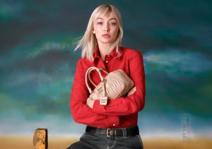 憧れブランドの新作バッグは…小ぶりなのに荷物が入る！「MIU MIU