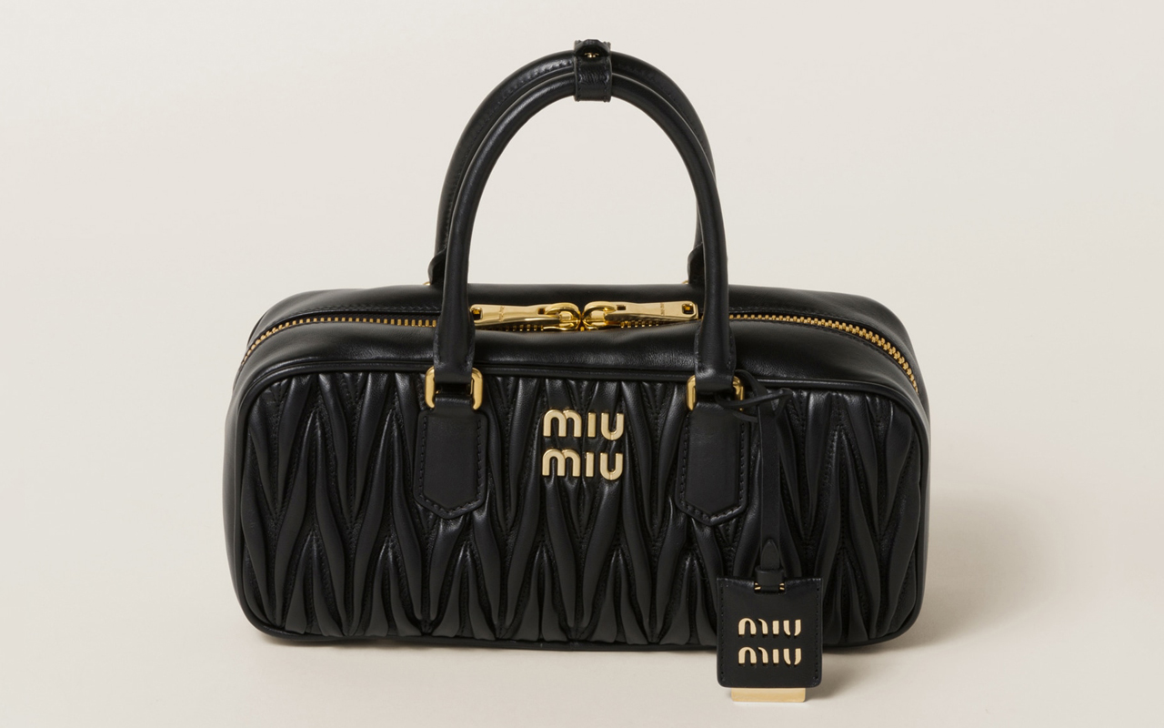 投資買いは冬が正解。「MIU MIU」の横長バッグ、毎日使えるサイズ感は 