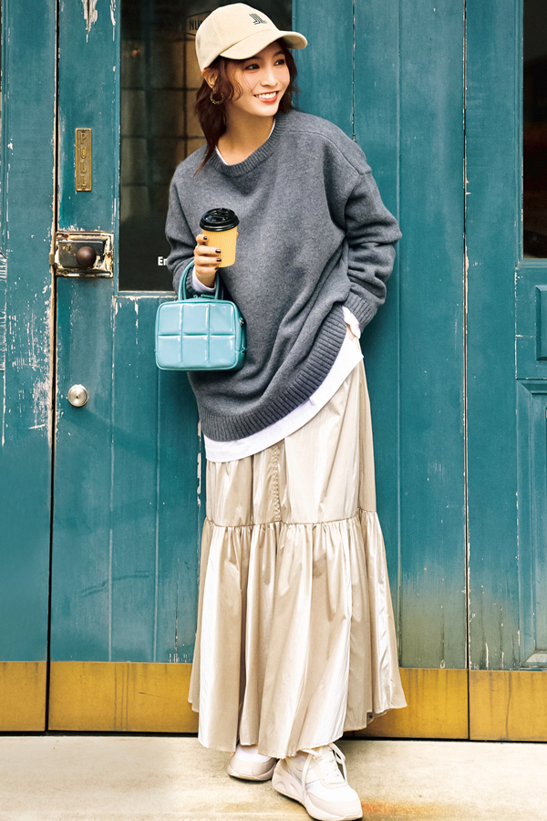 COCO DEALのメタリックギャザースカート『日常使いしやすい程よい光沢感のナイロンスカートは、カジュアルなボリューム感がかわいい、実は合わせやすい万能スカート！暗くなりがちな秋冬コーデをグッと華やかにしてくれる。』