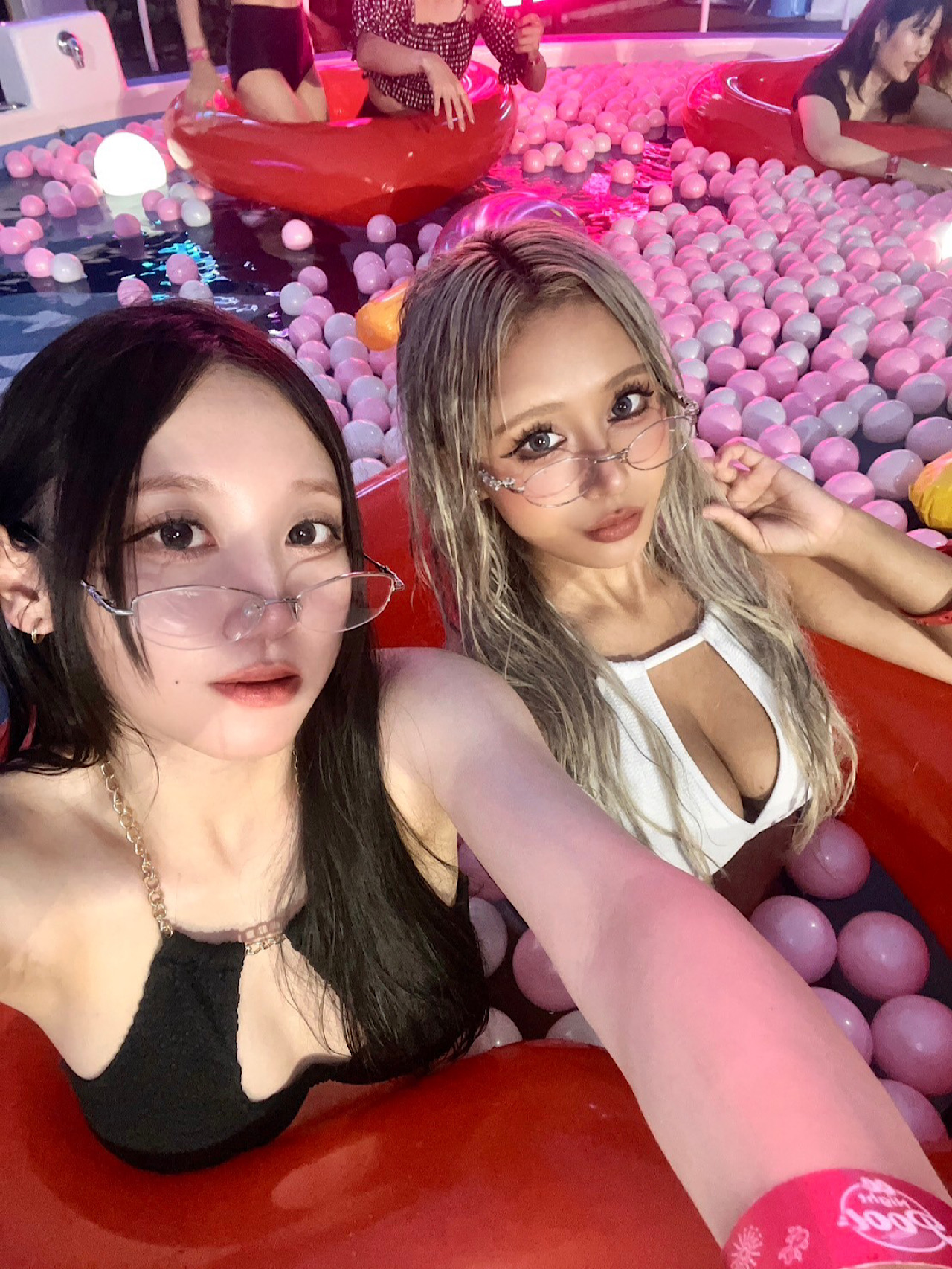 旅行　えろ　スナップ 細フレームのメガネがエロかわいっ♡【水着スナップ＠CanCamナイトプール】 - CanCam.jp（キャンキャン）