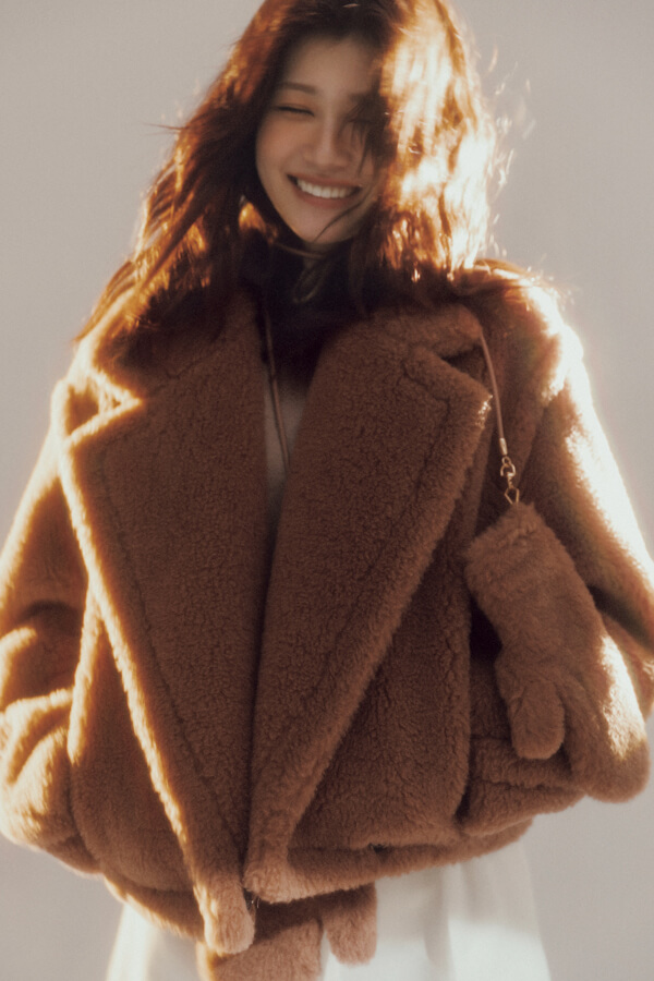 トレンドショートコート『2025年のリゾートコレクションで発表された新モデルのショートコートは、ドロップショルダーのオーバーサイズ×今っぽいショート丈でこなれ感が漂う♪』