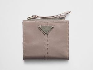 プラダ財布】最強開運日に♡ヴィンテージ感が洒落てる「日本限定 プラダ財布】最強開運日に♡ヴィンテージ感が洒落てる「日本限定