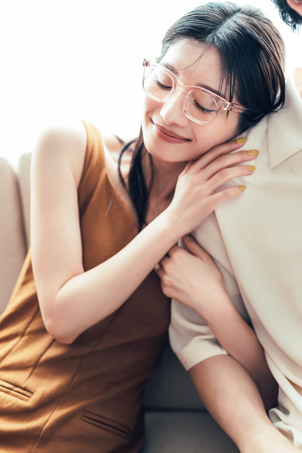 ワントーンコーデ×ギークなメガネ『大人っぽいシンプルスタイルには顔周りのアクセントで洒落モテ顔に♡』