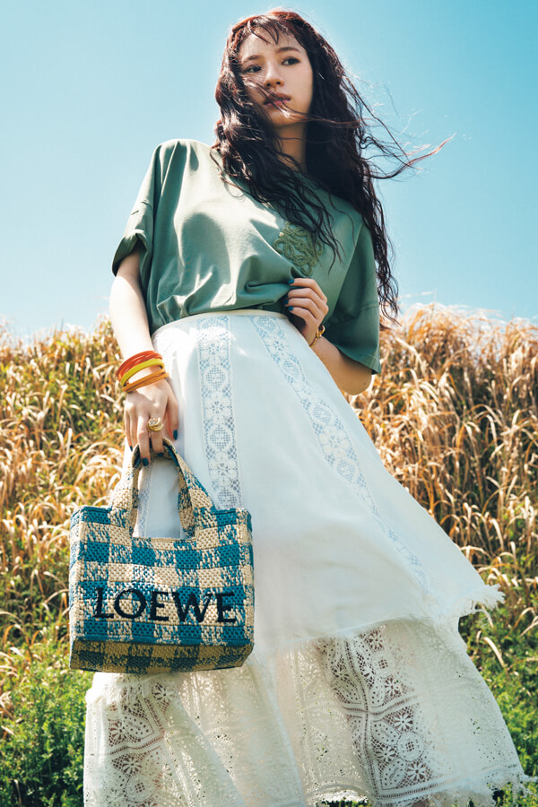 LOEWE ロエベ フォント トート『夏の陽気で自由な雰囲気を反映した新作コレクション「パウラズイビザ」から登場したラフィアトート。ピクニックのテーブルクロスにインスピレーションを受けたというギンガムチェック柄が、ミニマルなキューブ型バッグにアイキャッチなかわいげを添える。』