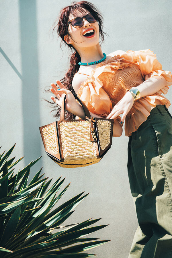 MICHAEL KORS 「JORDI」ハンドクロシェストロー & レザー トート スモール『折り紙から着想を得て作られた「JORDI」から、ストロー素材が登場。レザーの切り替えは視覚的なポイントだけでなく、バッグを完全にぺたんこな状態にできる実用性も兼任！』