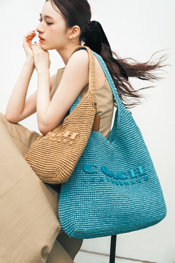 COACH ブルックリン ショルダー バッグ 39&28『気負わず持てるホーボーバッグには、軽やかなストロー素材が好相性。肩に掛けたときにくたっと馴染む質感に愛着が湧くこと間違いなし。シンボリックなロゴグラフィックは同色で品よく。』