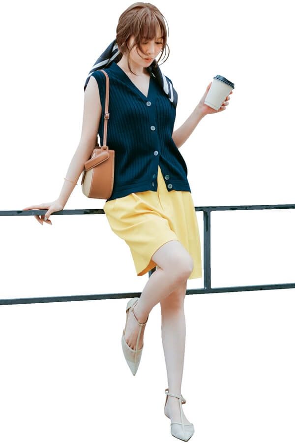 STYLEMIXERのまろやかイエローショーパンを着回し！『ウエスト周りをカバーするタックと、体のラインを拾わないゆとりのある裾が、ほっそりとした美脚見えに有効♡華やかさを盛れるたまごイエローも、使い勝手抜群！』