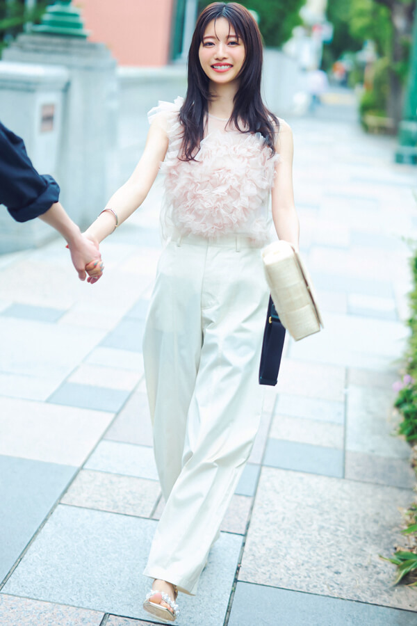 彼とのデートなら…フェミニンシースルーでイノセントな甘さを『デートでは、大人っぽさはもちろん、かわいらしさも大切にしたいポイント。甘さのあるデザインも、軽やかなシースルー素材のおかげで子供っぽくならず、大人のかわいげもアピれるといいことずくめ♡』