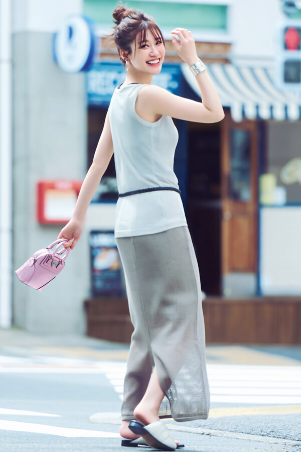 女友達と遊ぶなら…ハンサムシースルーでこなれ感たっぷりに『女友達と会う日は、センシュアルなシースルーをギャップあるアイテムで取り入れてツウなおしゃれをアピール！ スポーティなブルゾンやモードなレースパンツなど、今どき感を語れるキレよくラフなアイテムが吉。』
