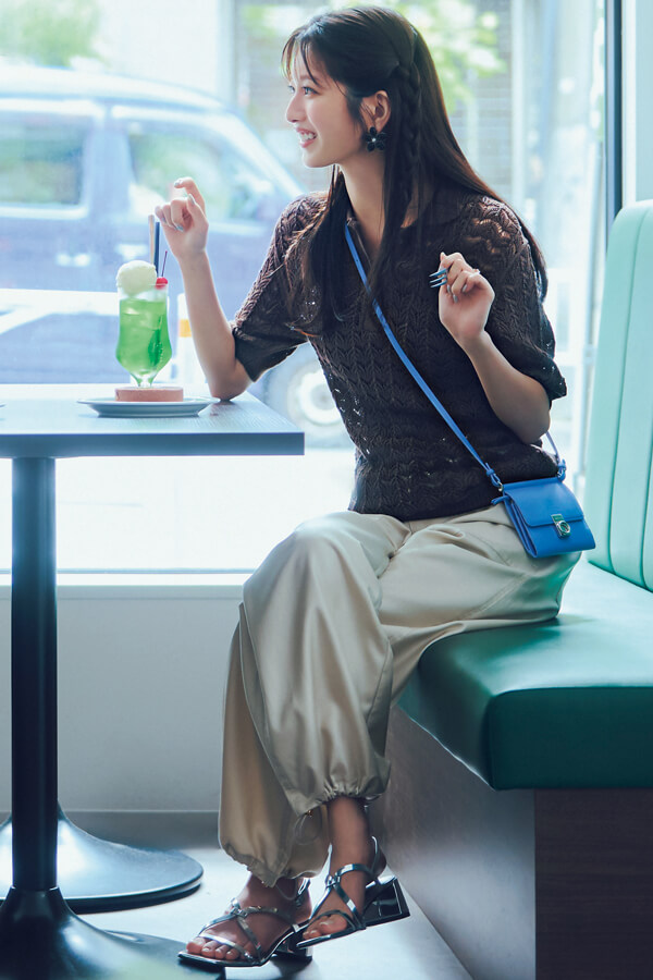 女友達と遊ぶなら…ハンサムシースルーでこなれ感たっぷりに『女友達と会う日は、センシュアルなシースルーをギャップあるアイテムで取り入れてツウなおしゃれをアピール！ スポーティなブルゾンやモードなレースパンツなど、今どき感を語れるキレよくラフなアイテムが吉。』