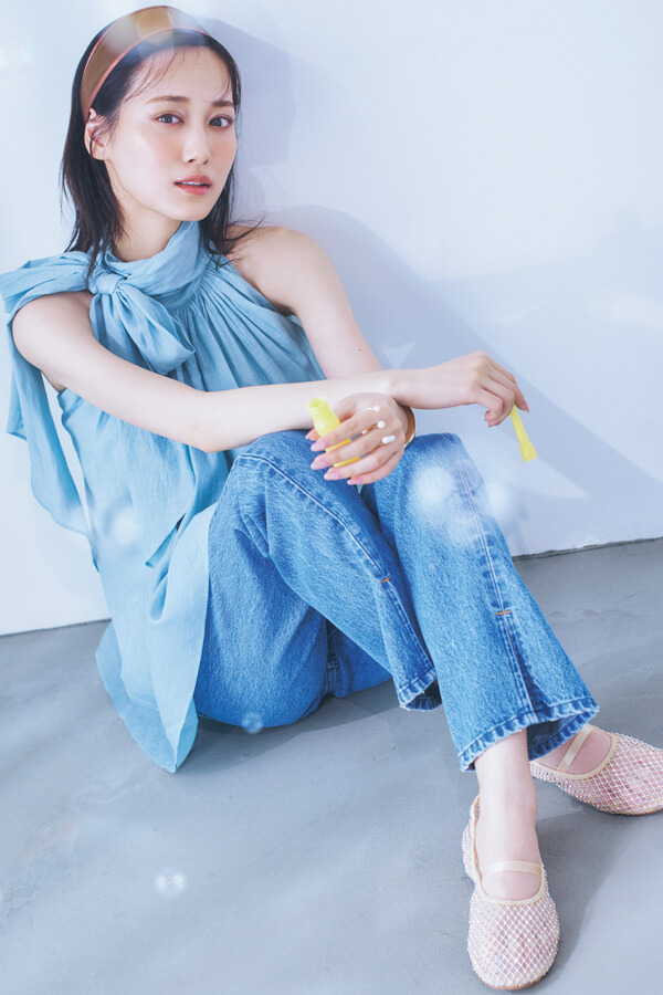夏コーデの足元にほんのり色気を生む透明感シューズ『スケスケ小物の中でも、この夏大豊作な注目株が〝靴〟！どこか抜けのある着こなしがおしゃれな今、足元で取り入れるのが簡単＆効果的でオススメ。』