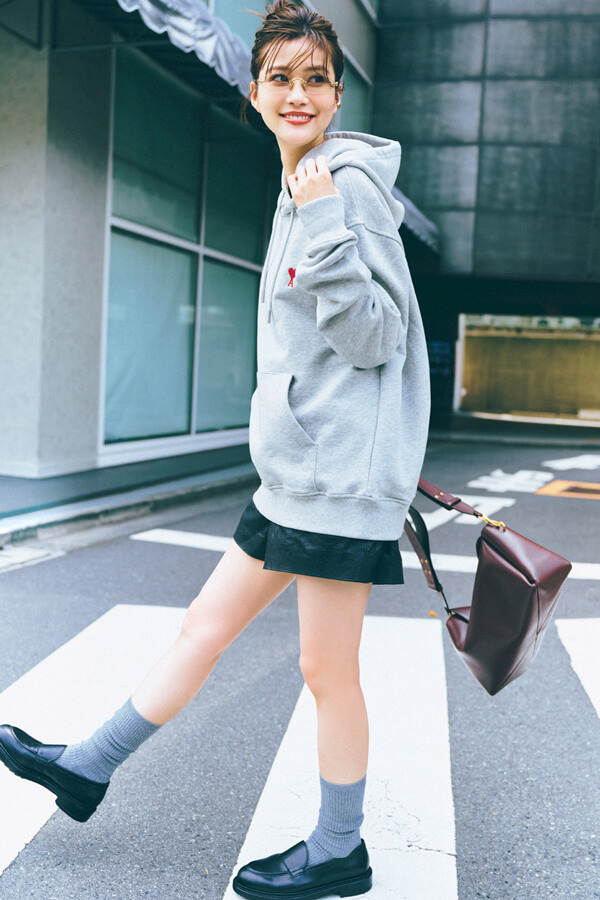 ワンポイント付きビッググレーパーカ『SNSなどを見ながら秋コーデを妄想していて欲しくなったのが、オーバーサイズのグレーパーカ。ボトムはやっぱりミニ丈で、メリハリよく着こなしたい。パーカを着る日は、バッグはレザー、アクセはゴールド、リップはマットにするなど、カジュアルに傾けすぎない自分的ルールを取り入れます』