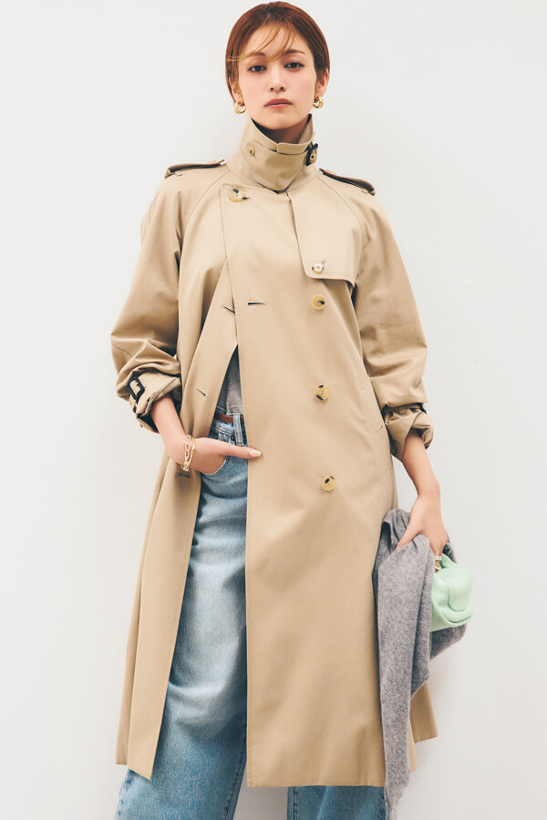 MACKINTOSHのトレンチコート『最近はサラッとはおれるシンプルなデザインも多いですが、エポレットやガンパッチなどのオーセンティックな仕立てってやっぱりカッコいい。背筋がしゃんとして、これぞトレンチ！っていう品格がありますよね。程よいハリ感や光沢のある生地も、どんな人にも合う絶妙なベージュも、キリリと引き締めてくれる黒のバックルも素敵。『このトレンチに見合う女性になりたい』と思わせてくれる、ジュエリーにも似た名品アウターです』