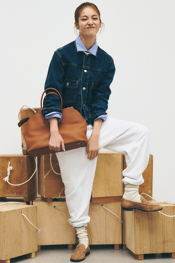 Levi’s®のGジャン『2025SSに登場したリーバイス®最高峰の新ライン、〝Blue Tab™〟のトラッカージャケットは、高品質かつモダンで洗練された着こなしが叶う逸品。濃いめのブルー&ジャストサイズも程よくきちんと感があって、歳を重ねたときにもちゃんと素敵に見える。コートの中に着たり、前を閉じてトップスのように着たりと、着回し力も抜群なんです！』