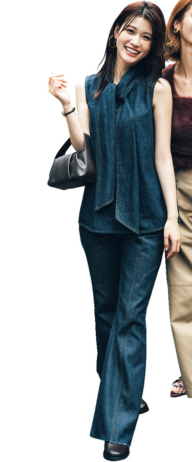 愛嬌ブラウス派は…こなれ感◎なデニムブラウス『デニムのラフさをマイルドにするノースリデザインで、洒落感漂うカジュアルスタイルが即実現！ ボウタイやリボンなどのレディなあしらいで、秋らしくクラシカルに。』