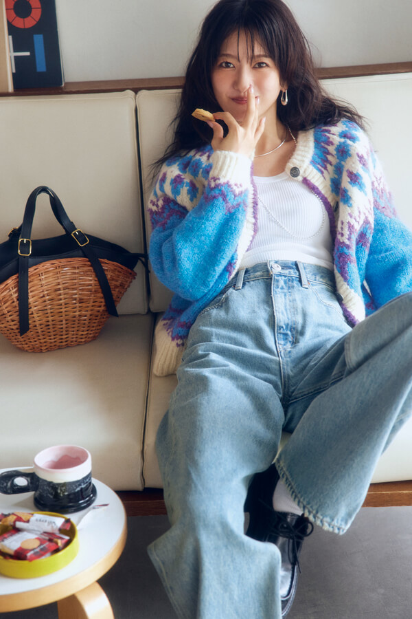 グランマニット おばあちゃんが編んだようなグランマニットが派手かわいい!『ホリデイが近くなると着たくなる、どこかレトロで懐かしい柄。とことん〝ほっこり〟に振り切ったアイテム選びが、むしろスタイリングを新鮮にしてくれること間違いなし!』