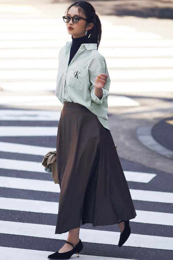 川瀬英里奈's ブラウンは辛口ハンサム『秋は〝ニューヨークの街を闊歩している〟そんなスタイリッシュな女性像が気になるので、ベイクドされた深い色味のブラウンを選びつつ、凛としたスタイリングに落とし込みたいです。プライベートではTOD'Sのローファーをヘビロテ中！』