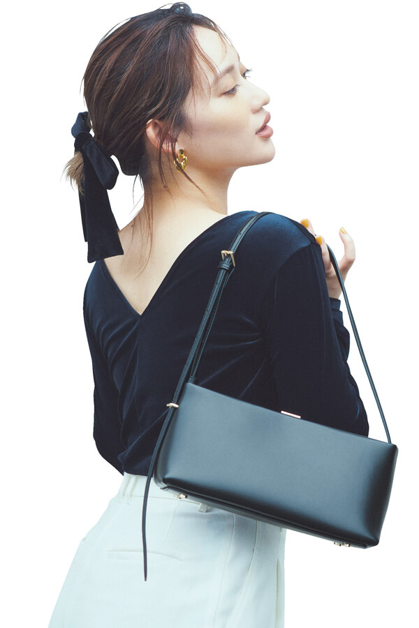 プンティ『フィレンツェのレザーファクトリーでパタンナーとして技術を磨いたデザイナーが、2024A/Wにローンチ。自身の深い知見や優れたバランス感覚を駆使して、デザインからパターンまでのすべての工程に携わっている。』