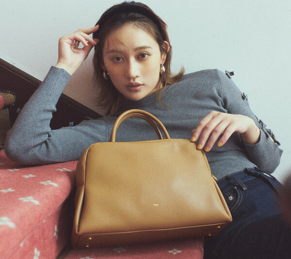 トーヴ『ヘブライ語で〝よい〟や〝麗しい〟を意味する、2017年生まれの東京ブランド。クラシックを現代に再定義することをコンセプトに、レザーはブランドオリジナルカラーに染色するなどこだわりが満載!』